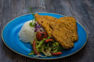 Zöldfűszeres parmezános bundában sült csirkemell