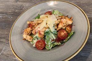 Cézár saláta csirkemell csíkokkal