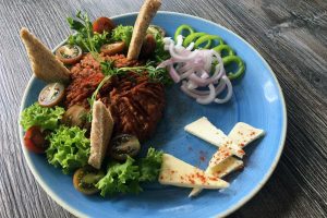 Tüzes bivaly tatárbeefsteak