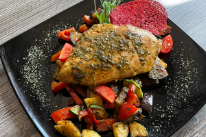 Csirkemell steak, fokhagymás pestoval, grill zöldségekkel