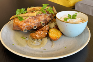 Mangalica sertésoldalas konfitált hagymával, házi steak burgonyával, coleslaw salátával, bébi kukoricával