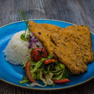 Zöldfűszeres parmezános bundában sült csirkemell