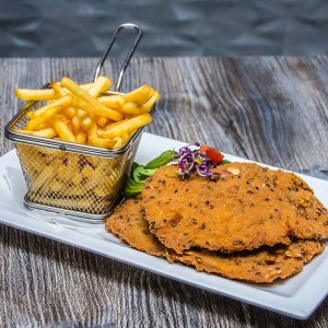 Rántott szelet (csirkéből vagy srtésből), szalmaburgonyával