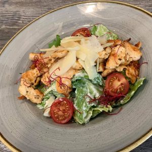 Cézár saláta csirkemell csíkokkal