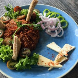 Tüzes bivaly tatárbeefsteak